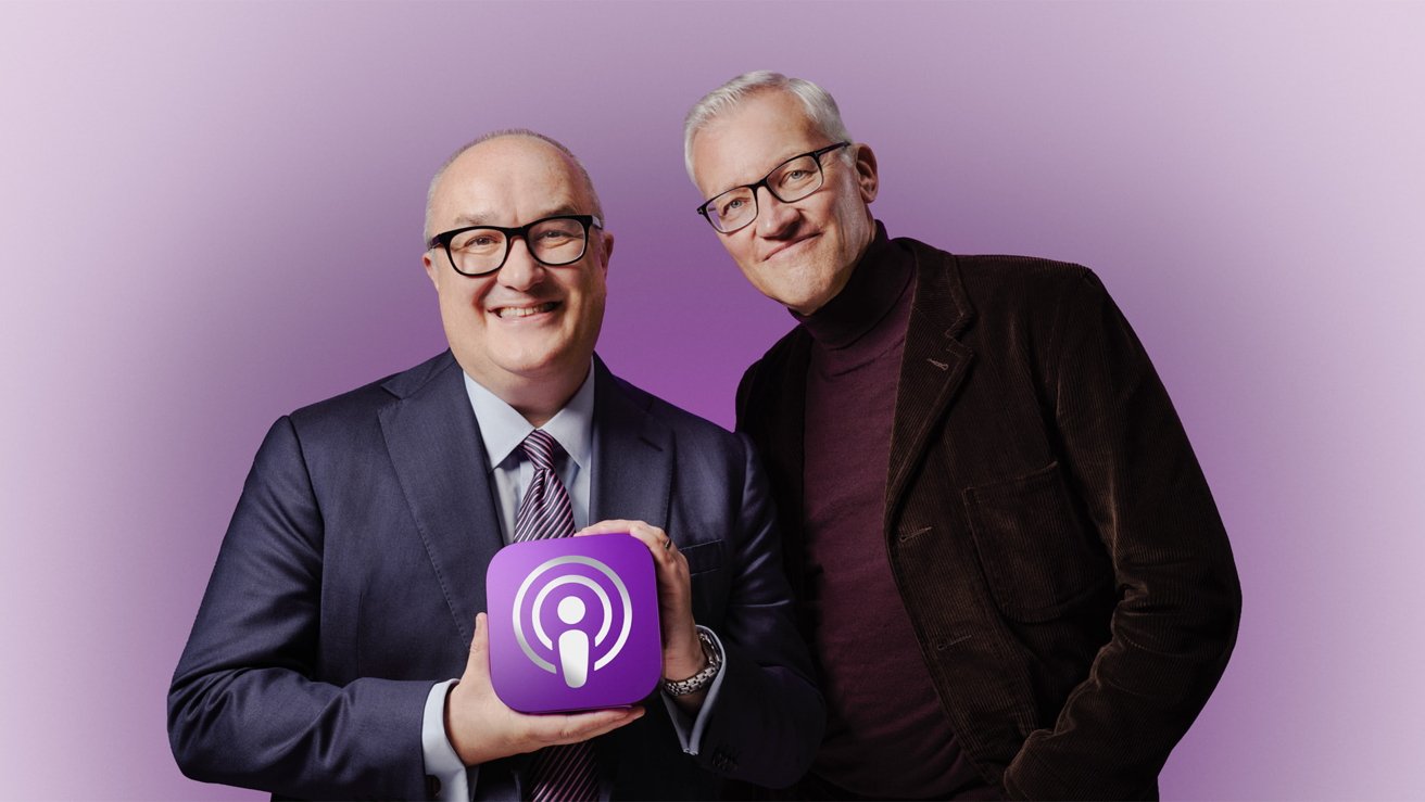 Mor zemin önünde takım elbiseli iki sunucu, ellerinde mor Apple Podcasts simgesini tutuyor.