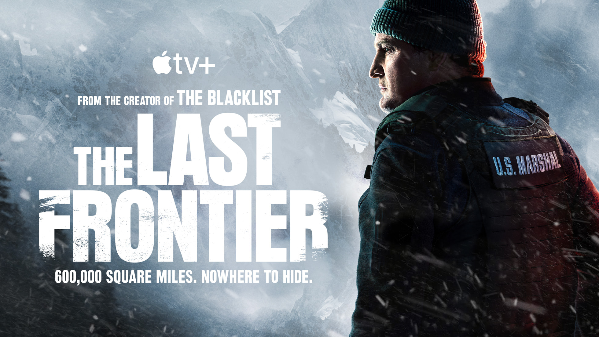 The Last Frontier afişinde karlı dağ manzarası önünde U.S. Marshal ceketli bir adam.