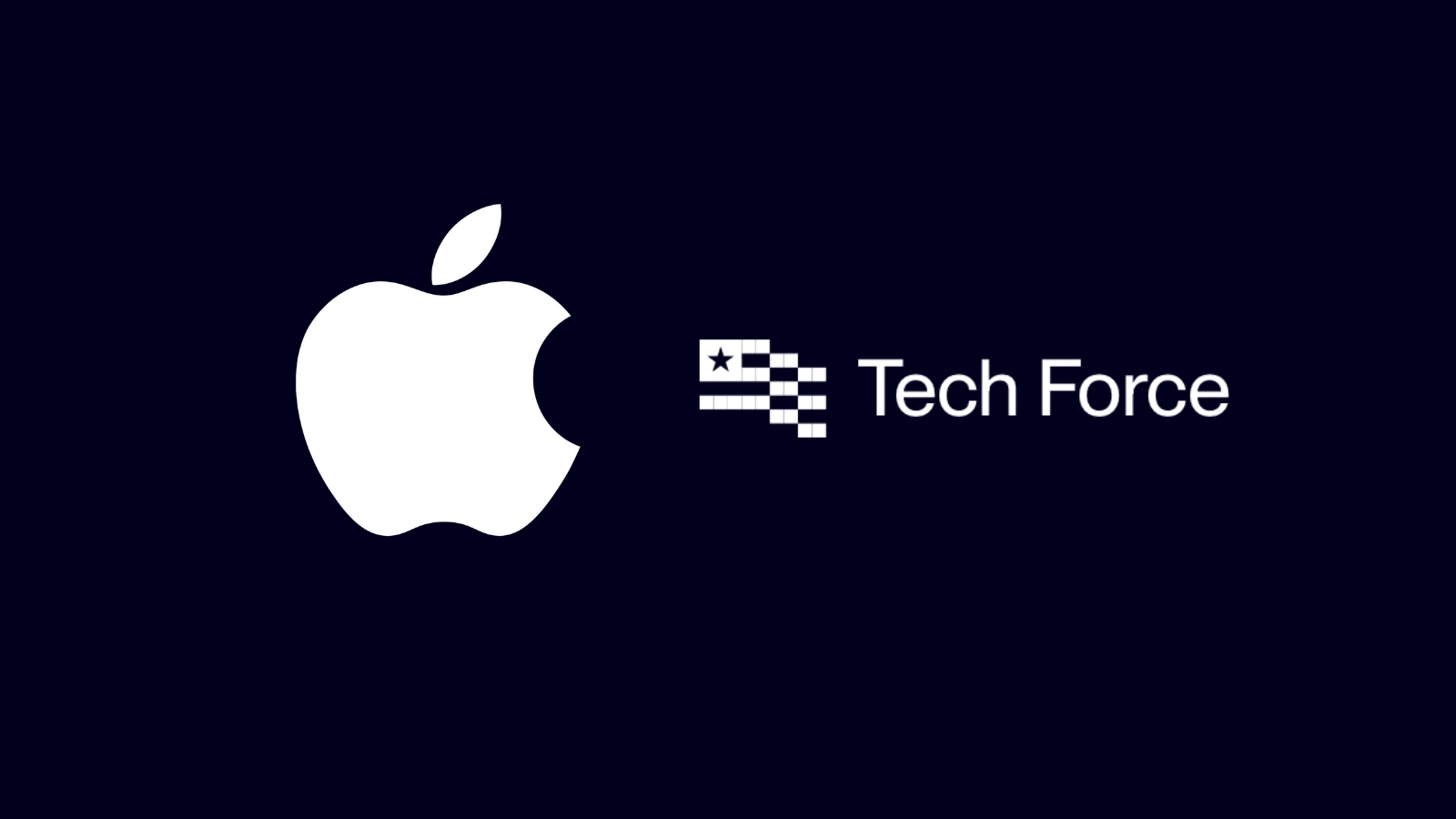 Lacivert zemin üzerinde yan yana duran beyaz Apple logosu ve Tech Force yazısı.