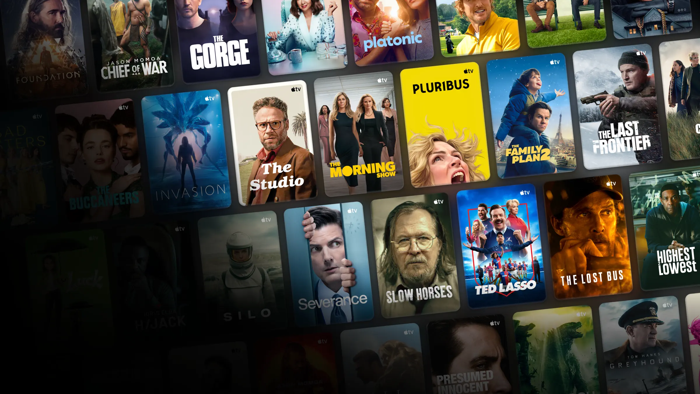 Apple TV kütüphanesindeki onlarca dizi ve film afişinin eğik bir ızgara halinde dizilişi.