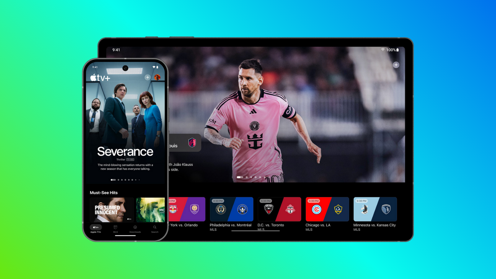 Yeşil-mavi degrade zemin önünde Apple TV uygulamasının açık olduğu bir iPhone ve tablet.