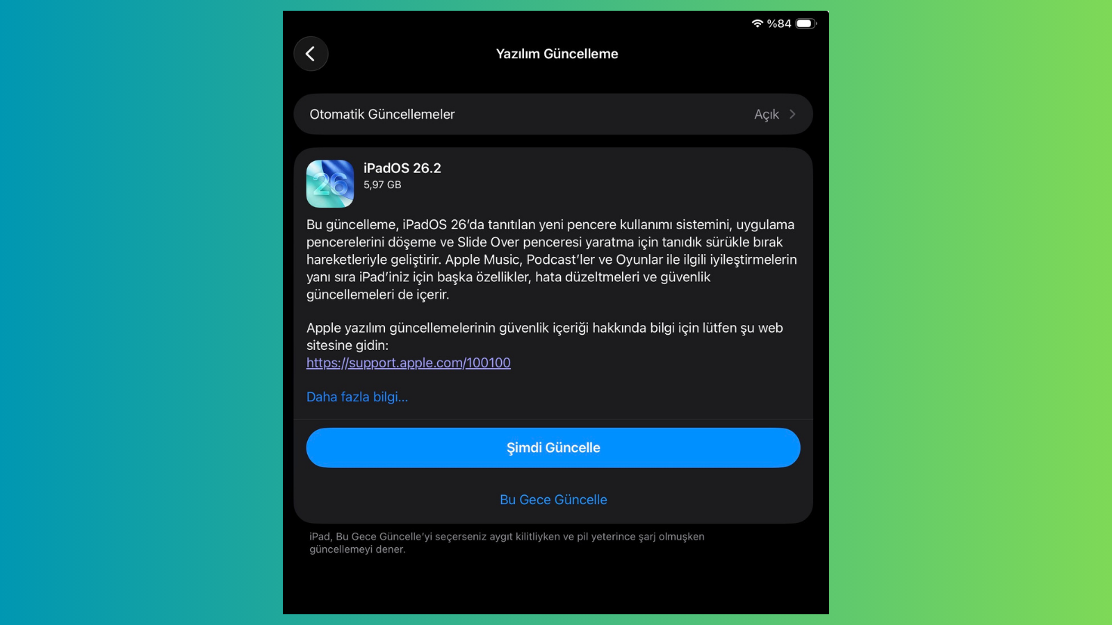 Yeşil zemin önünde bir iPad; ekranında iPadOS 26.2 yazılım güncelleme sayfası açık.