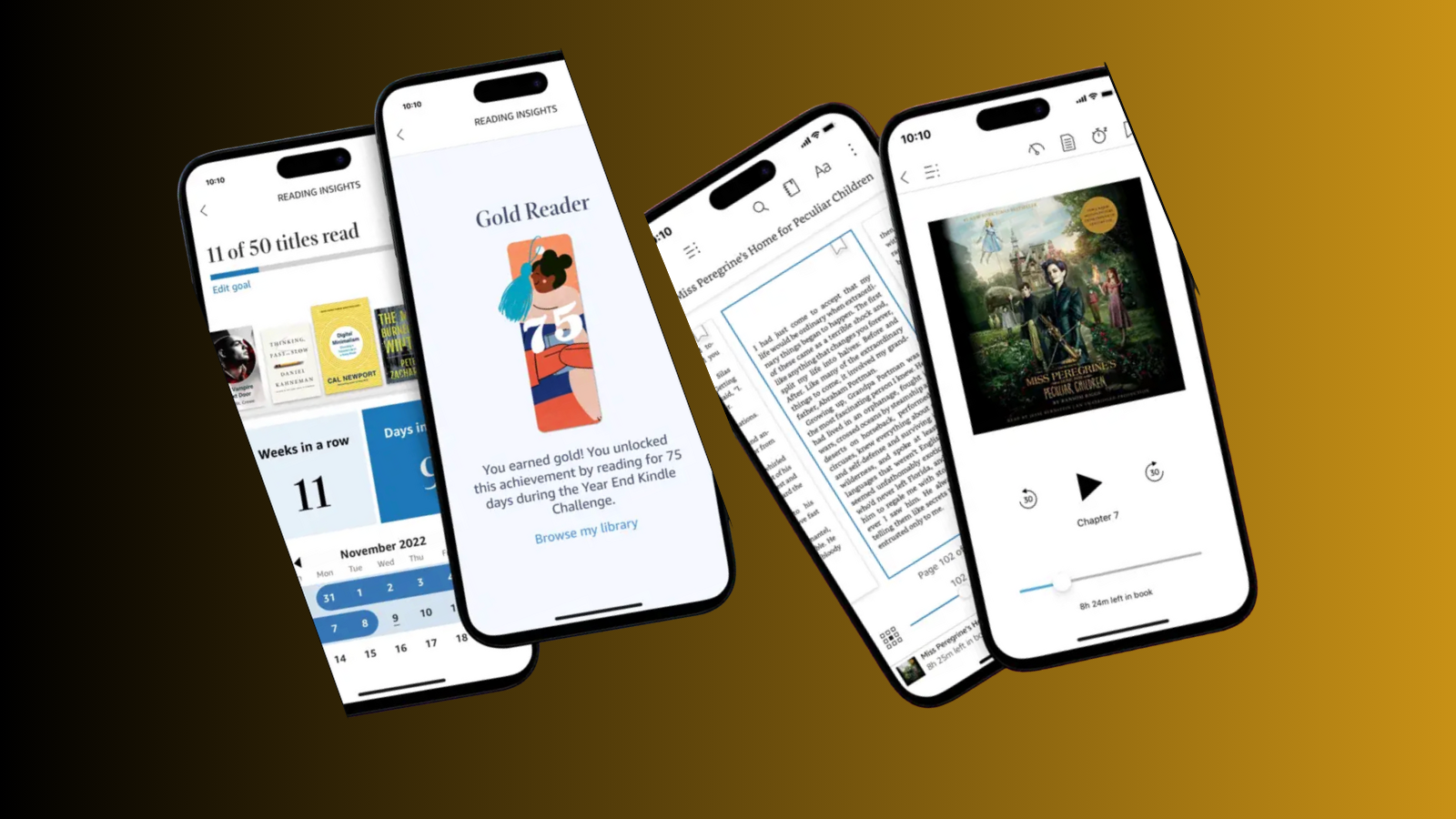 Hardal rengi zemin önünde Kindle uygulamasının açık olduğu dört iPhone; kitap sayfaları ve kapaklar görünüyor.