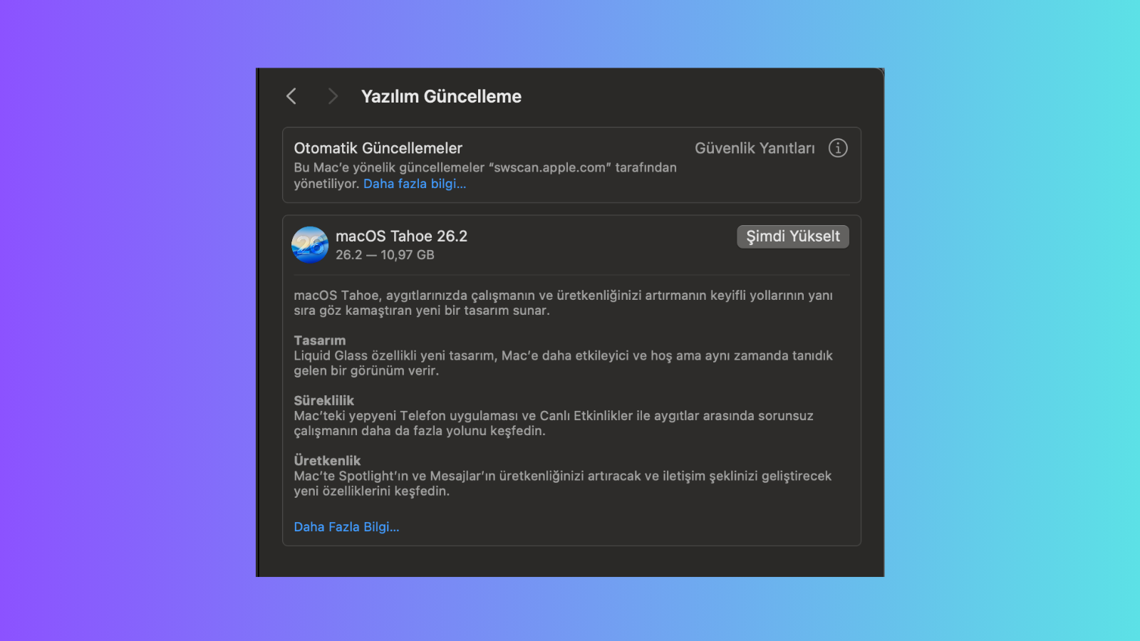 Mor degrade zemin önünde bir Mac ekranı; macOS Tahoe 26.2 yazılım güncelleme penceresi açık.