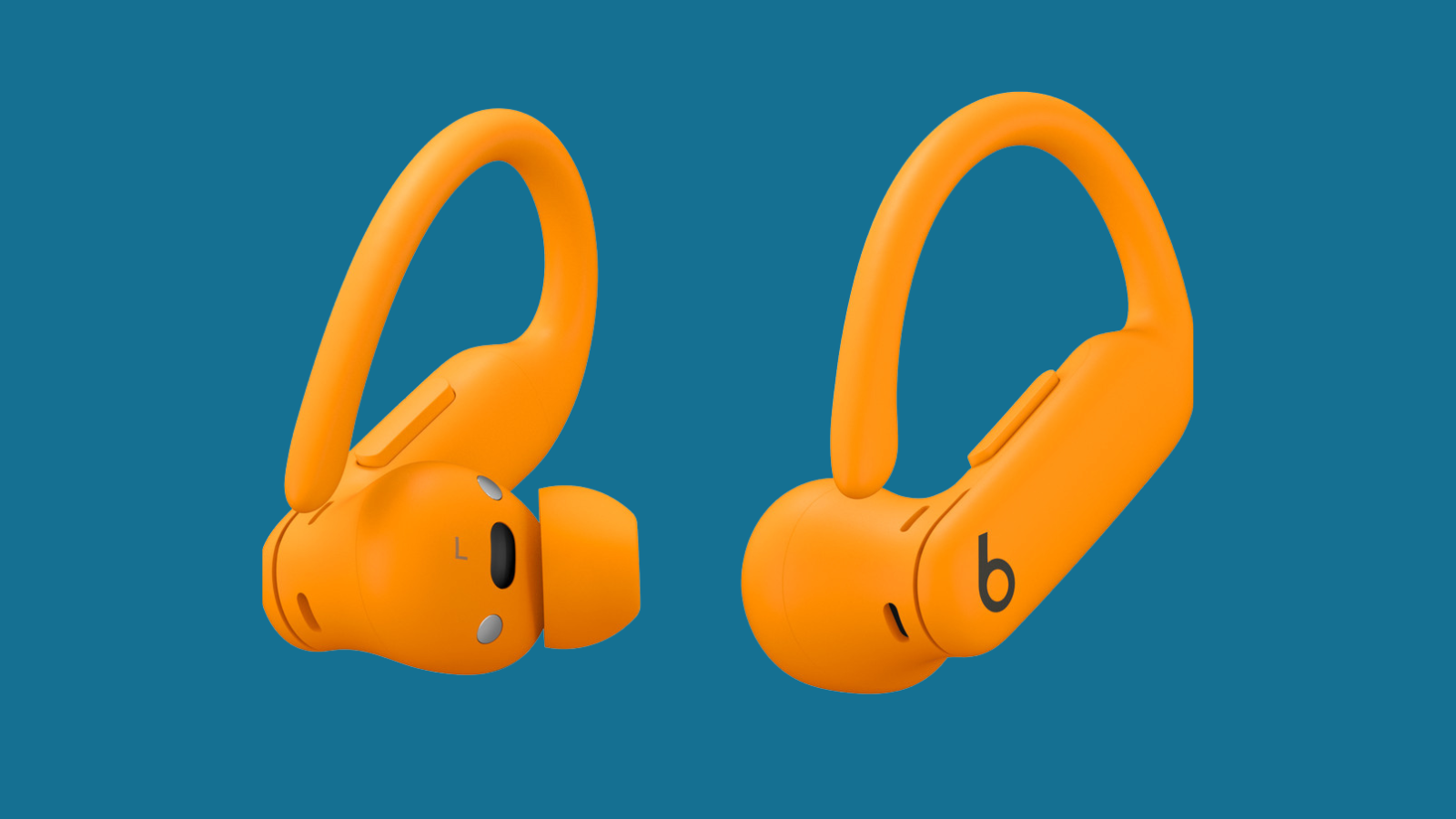 Mavi zemin üzerinde turuncu renkli, kulak arkası kancalı iki Powerbeats Pro 2 kulaklık.