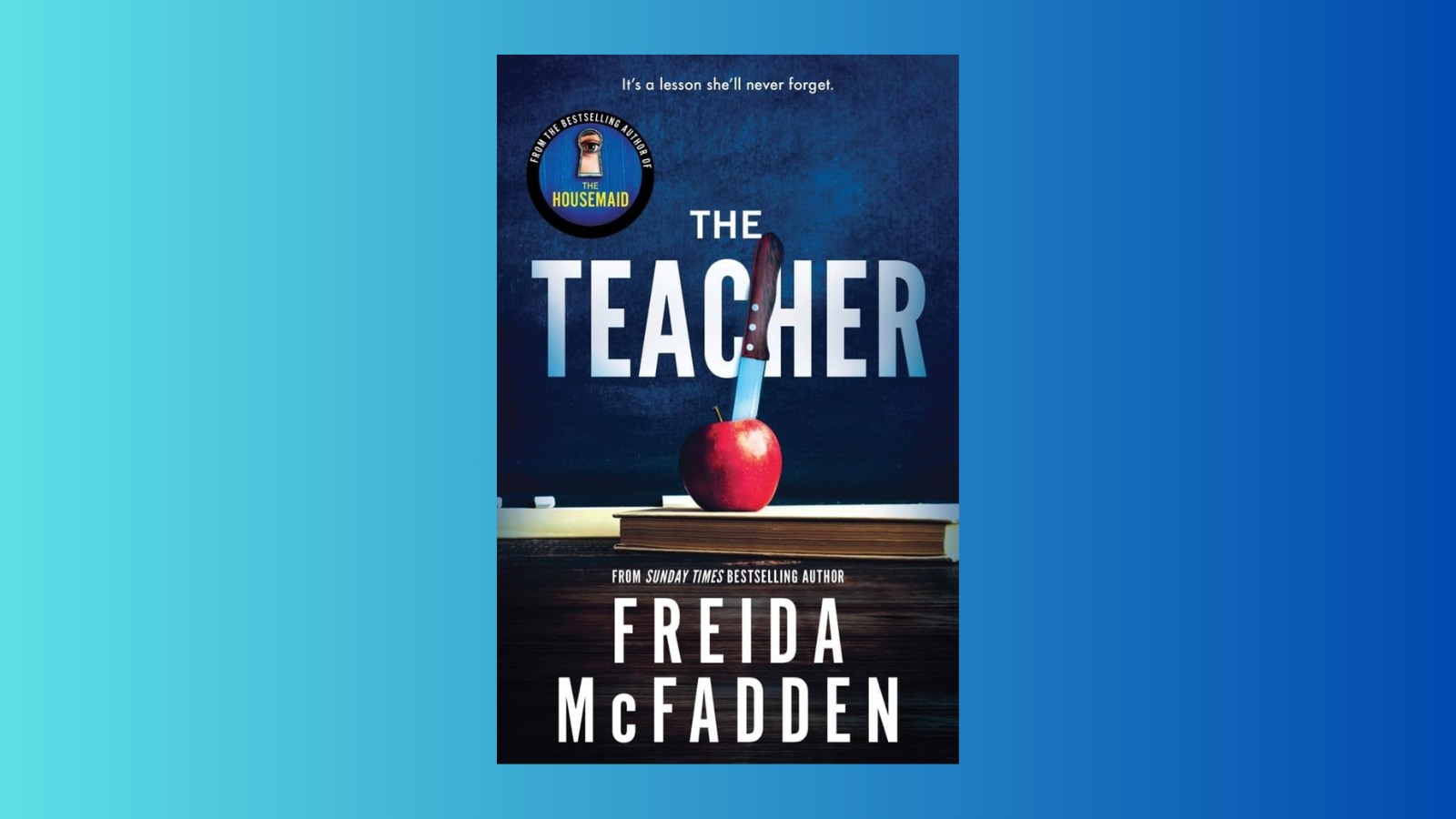 Freida McFadden'in The Teacher romanının kapağı: karatahta önünde üzerinde kırmızı elma duran bir sıra.