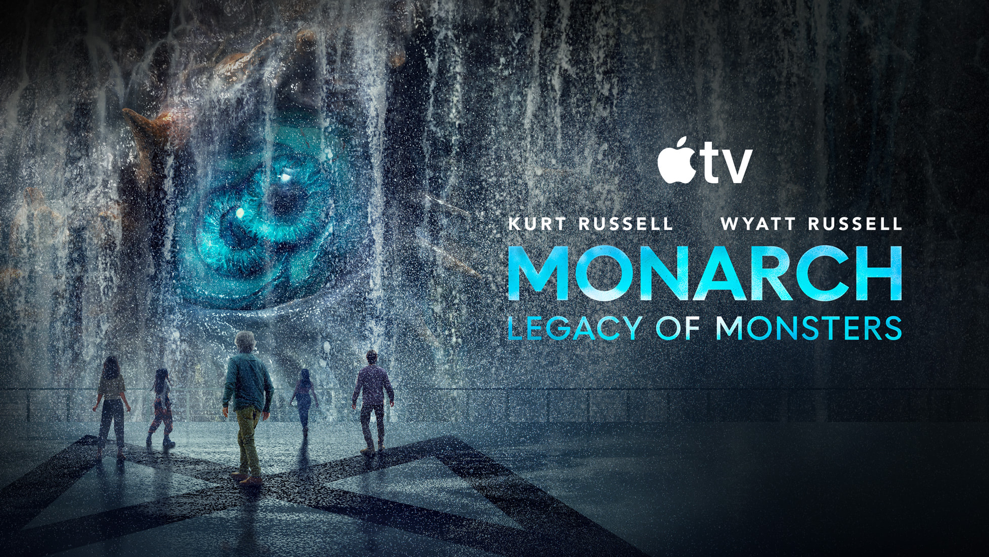 Monarch: Legacy of Monsters afişi: dev bir canavarın parlayan mavi gözü ve önünde duran insan siluetleri.