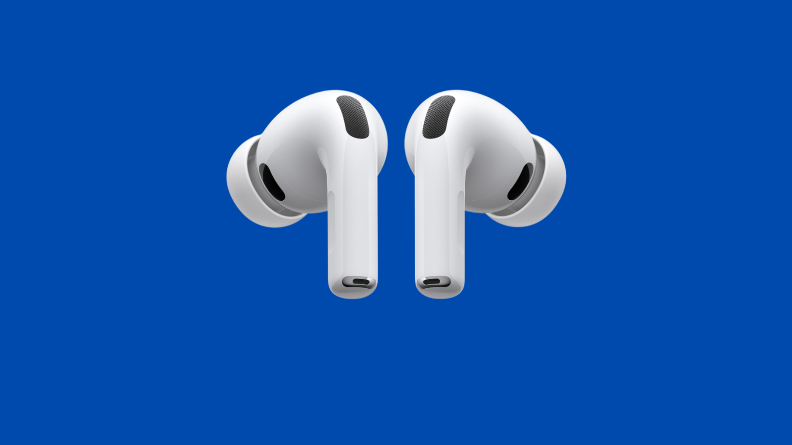 Mavi zemin üzerinde yan yana duran iki beyaz AirPods Pro kulaklık.