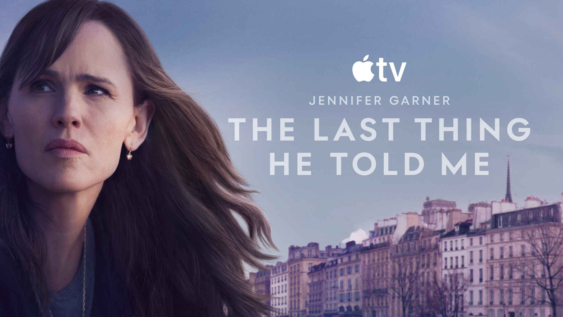 The Last Thing He Told Me afişi: önde Jennifer Garner'ın portresi, arkada Paris silueti.