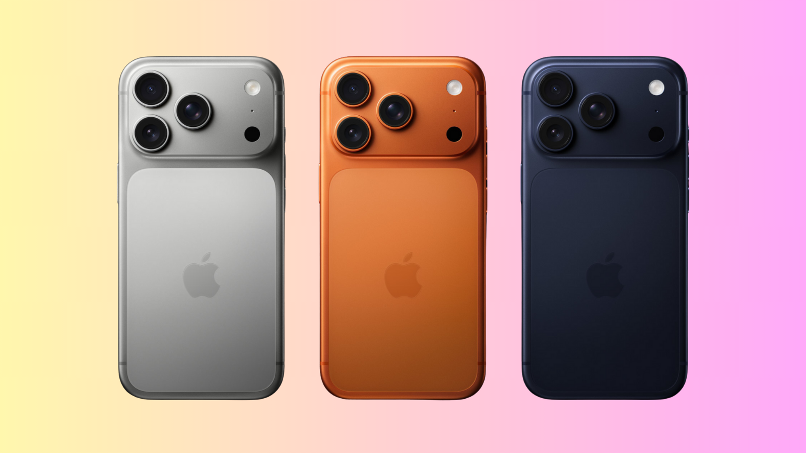 Pembe-sarı degrade zemin üzerinde gri, turuncu ve lacivert renkli üç iPhone Pro modelinin arka yüzü.