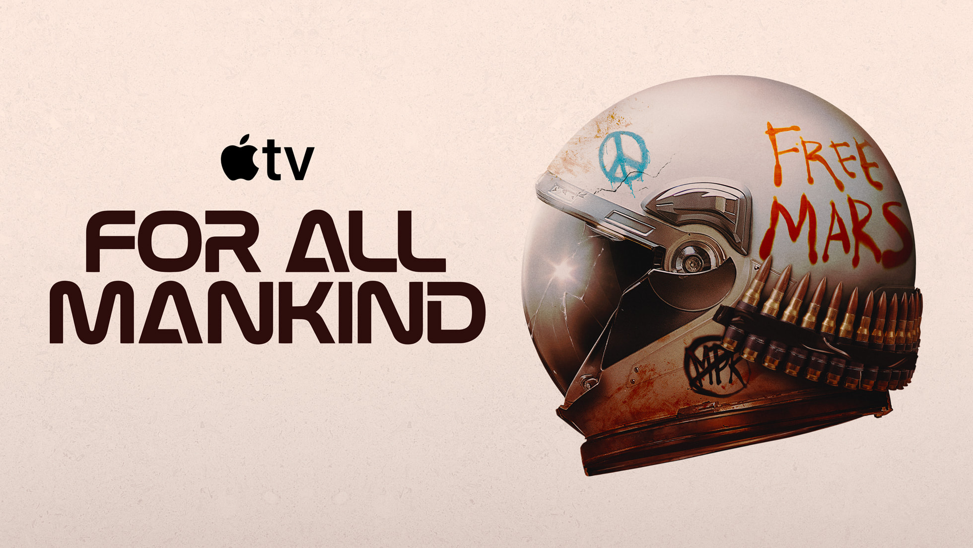 For All Mankind afişi: üzerine barış işareti ve Free Mars yazısı çizilmiş, yanında fişeklik duran bir astronot kaskı.