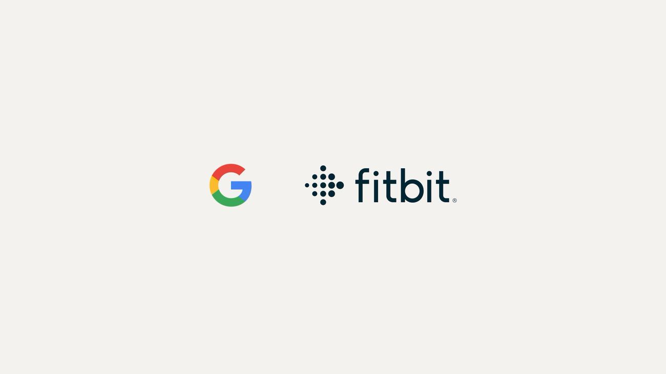 Kırık beyaz zemin üzerinde yan yana duran Google ve Fitbit logoları.