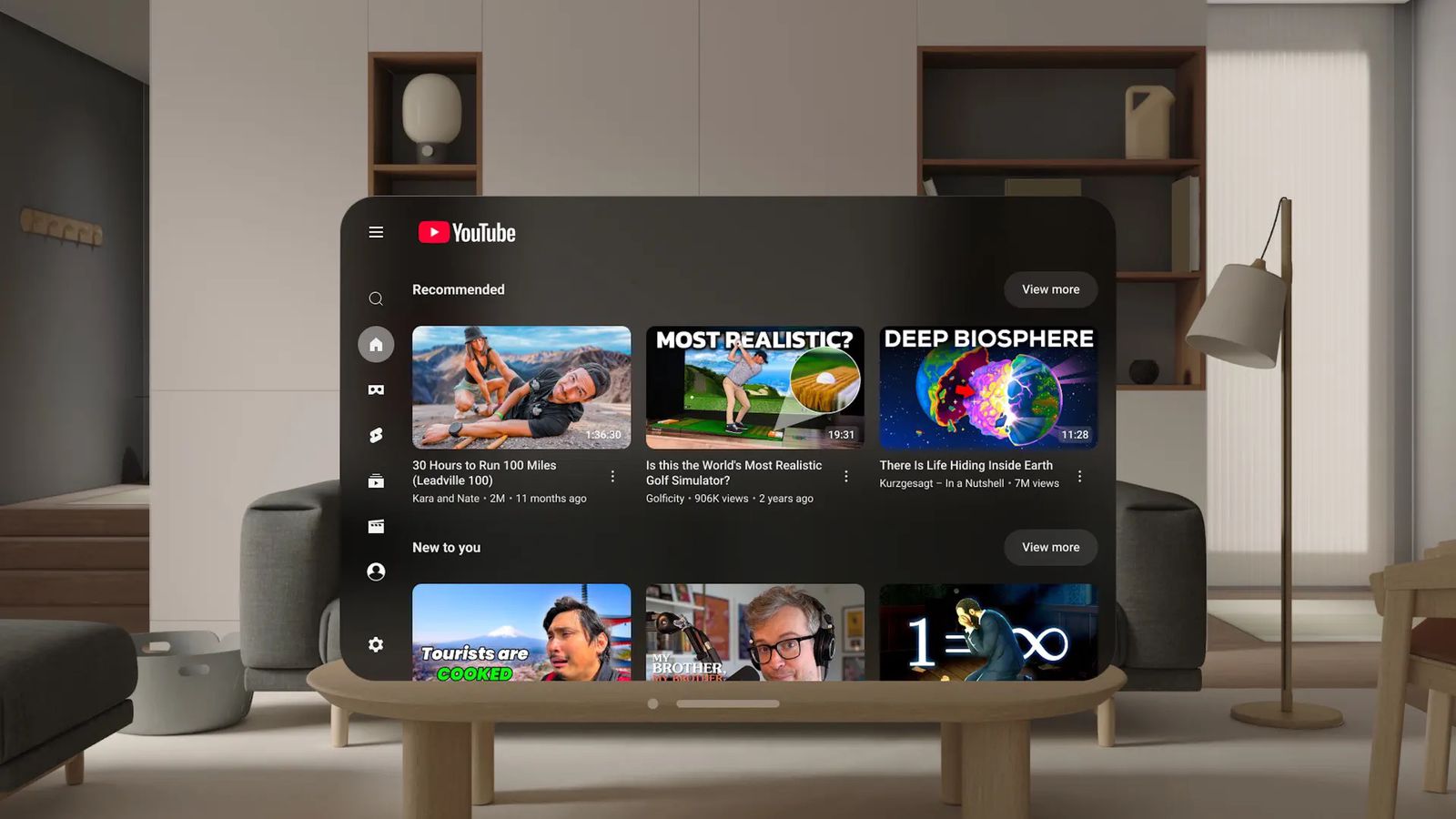 Apple Vision Pro ile görülen oturma odasında havada duran büyük bir YouTube arayüzü penceresi.