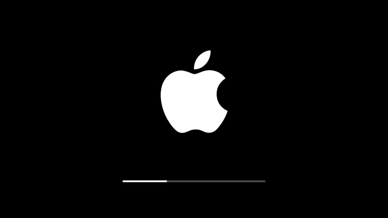 Siyah ekranda beyaz Apple logosu ve altında yarıya kadar dolmuş güncelleme ilerleme çubuğu.