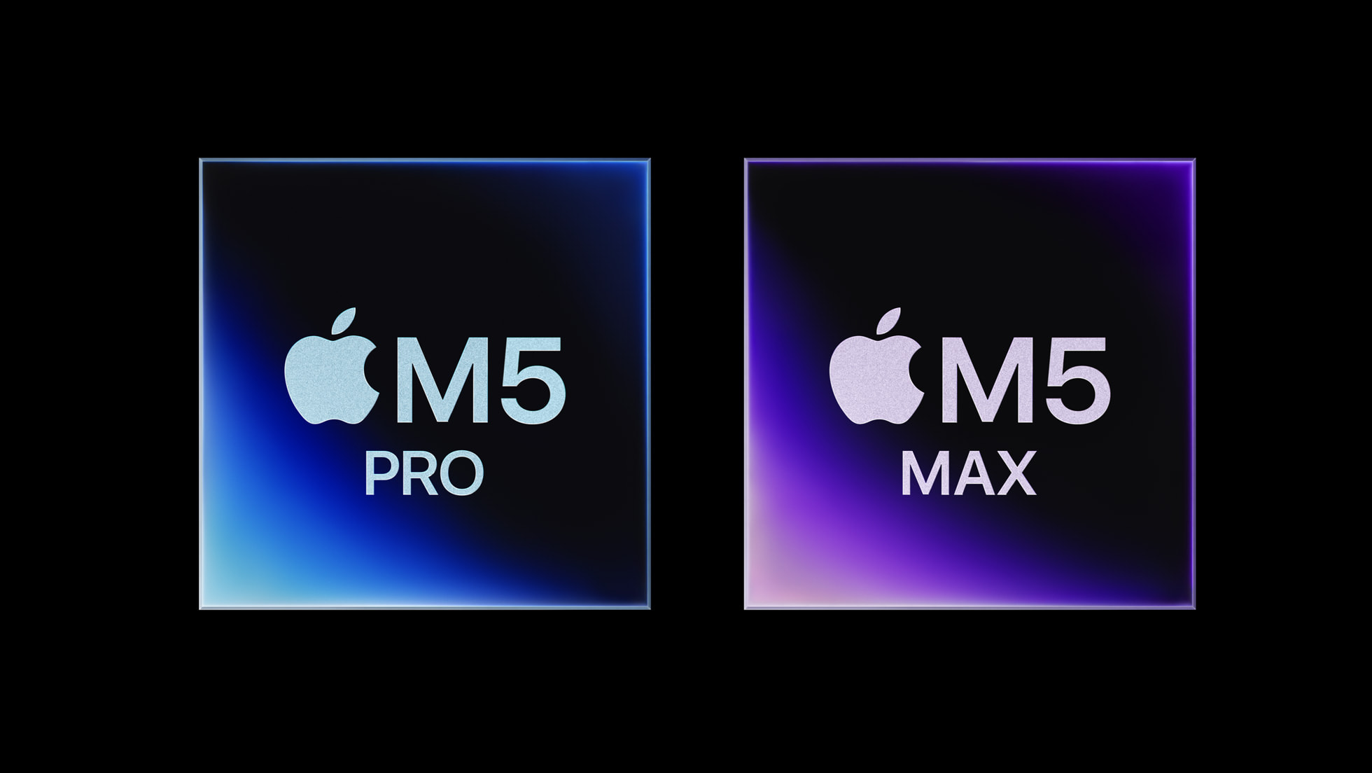 Siyah zemin üzerinde yan yana duran Apple M5 Pro ve M5 Max çipleri.