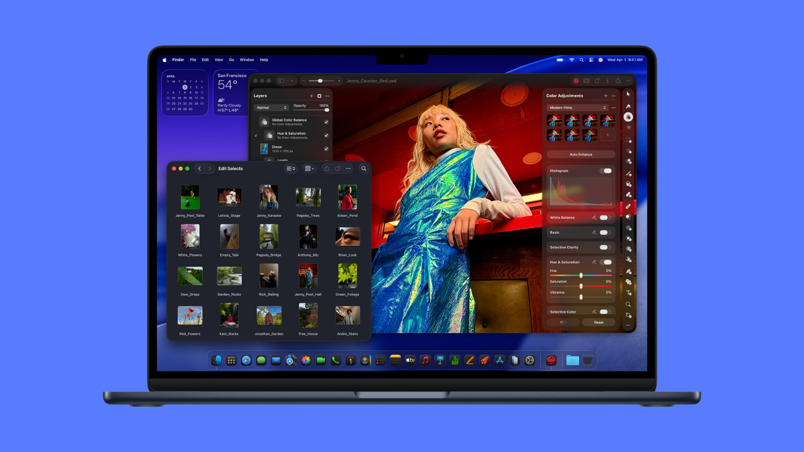 Mavi zemin önünde bir MacBook Air; ekranında fotoğraf düzenleme uygulaması ve bir sahne fotoğrafı açık.