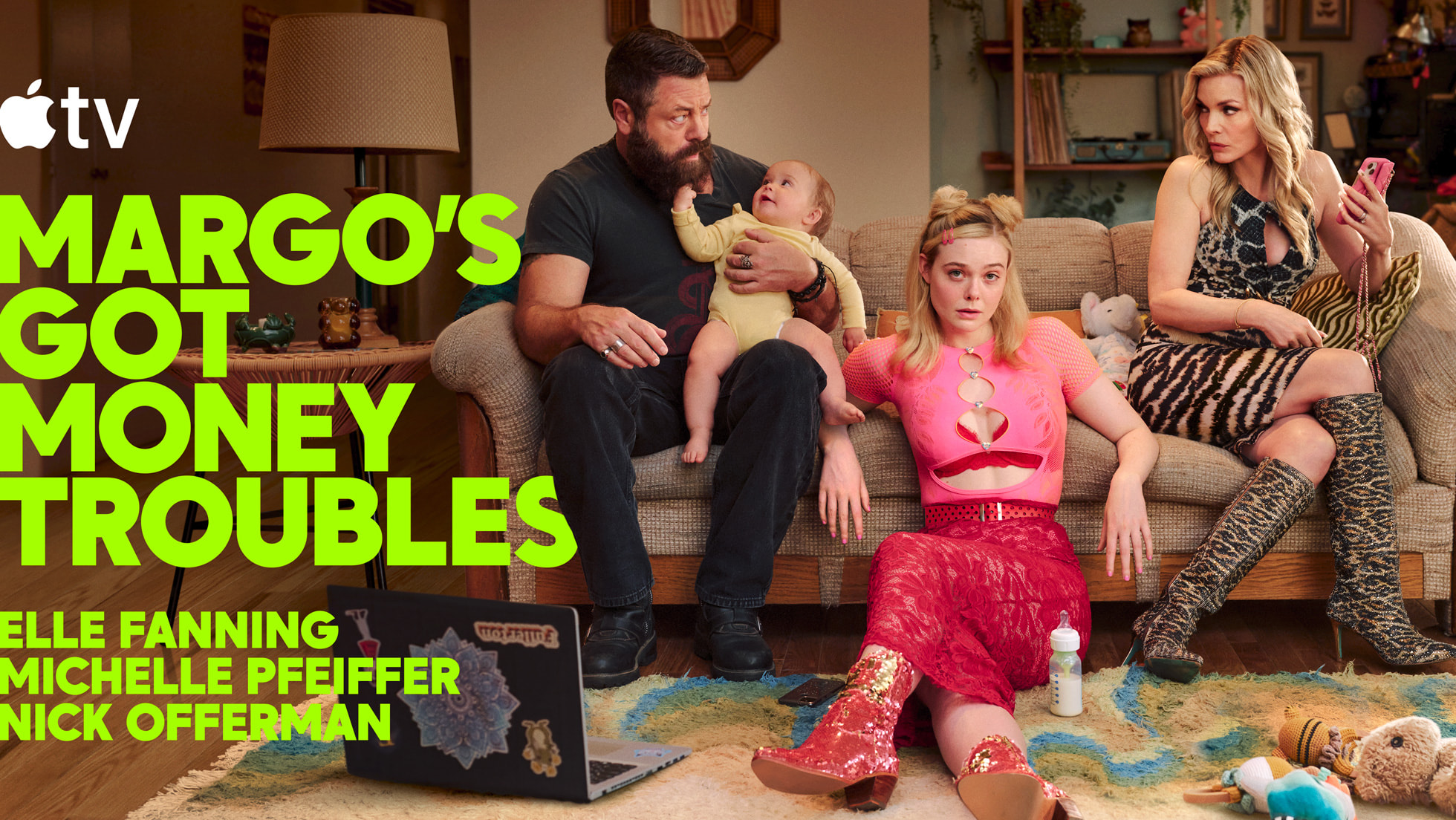 Margo's Got Money Troubles afişi: bir oturma odasında kanepede oturan aile ve kucaklarındaki bebek.