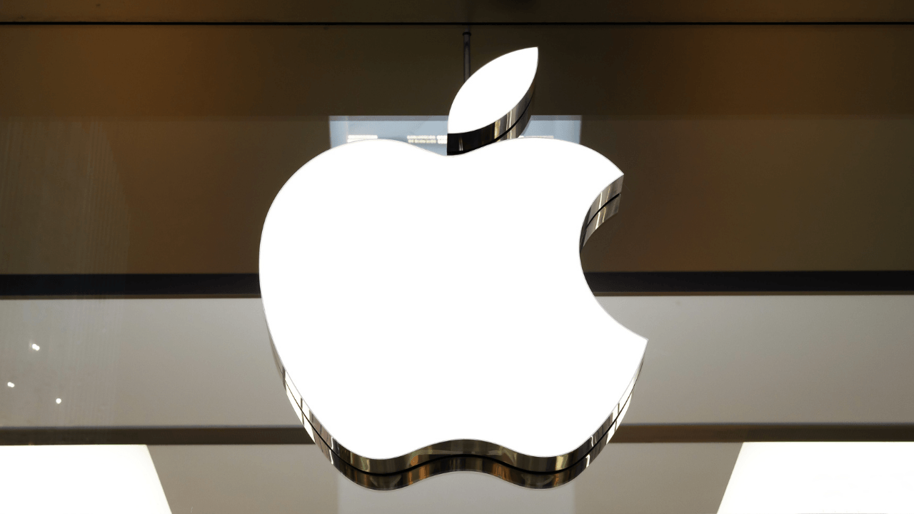 Bir mağaza cephesindeki aydınlatmalı beyaz Apple logosunun yakın çekimi.