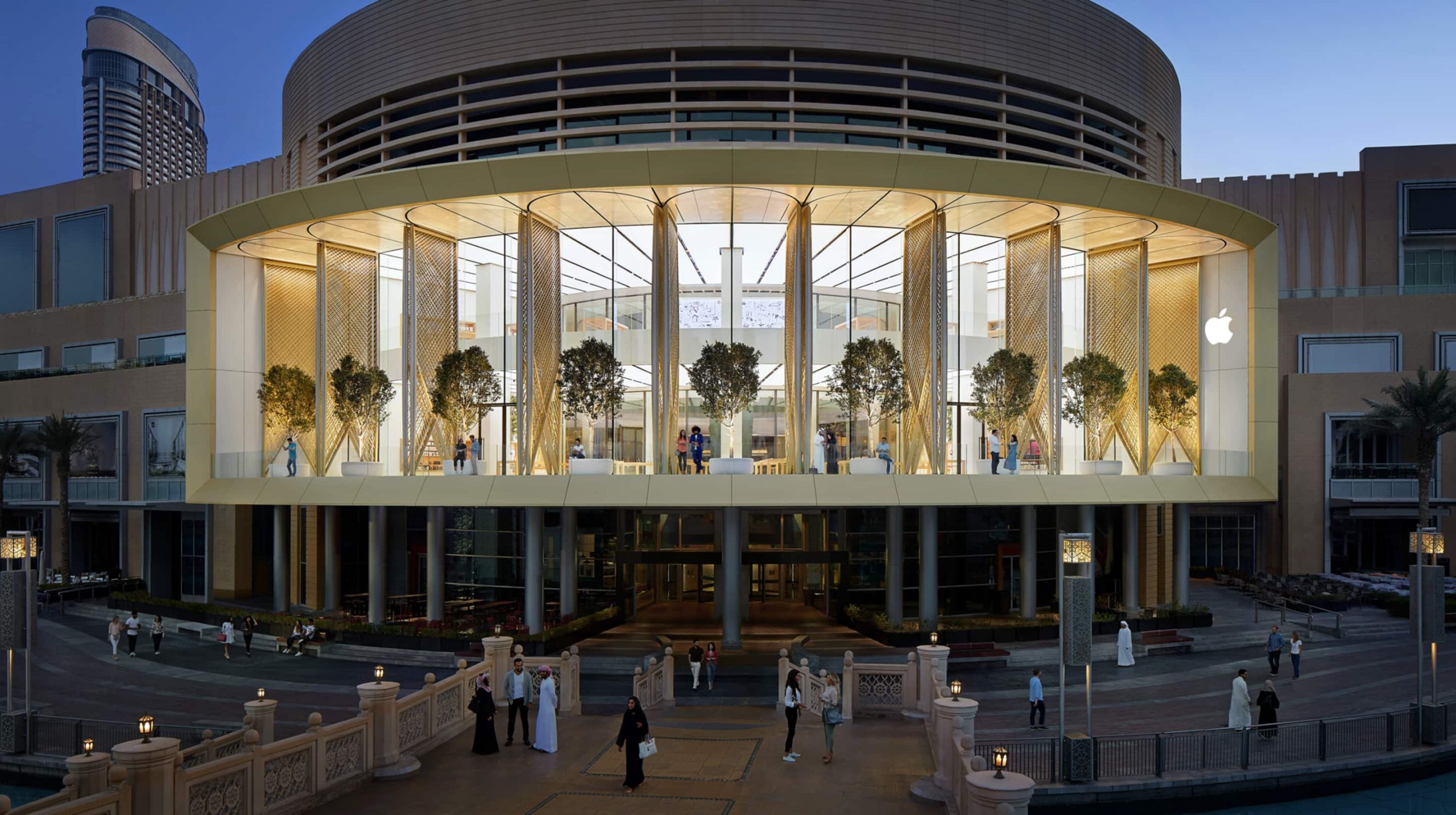 Akşam saatlerinde Dubai Mall'daki Apple mağazasının aydınlatılmış cam cephesi.