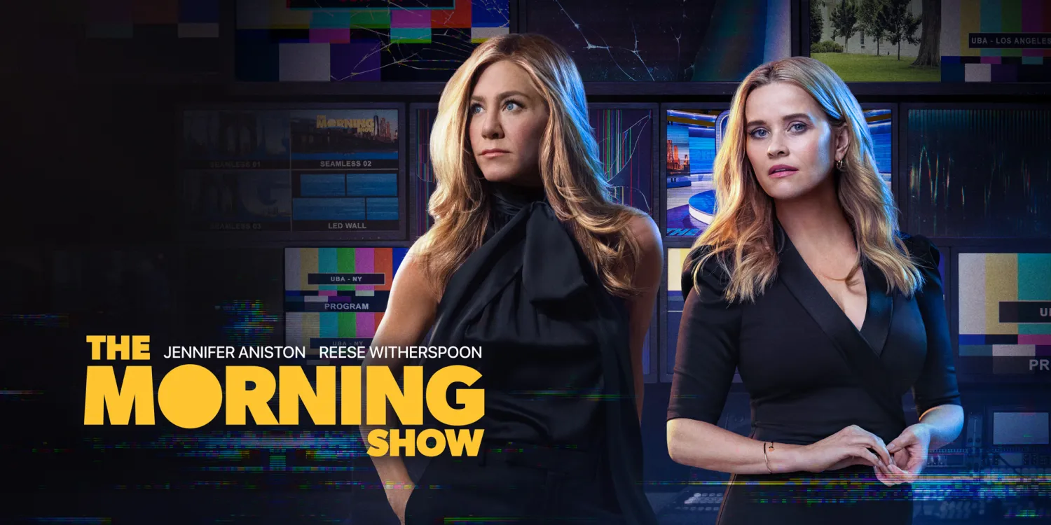 The Morning Show afişi: bir yayın stüdyosunun ekranları önünde siyah giysili iki kadın sunucu.