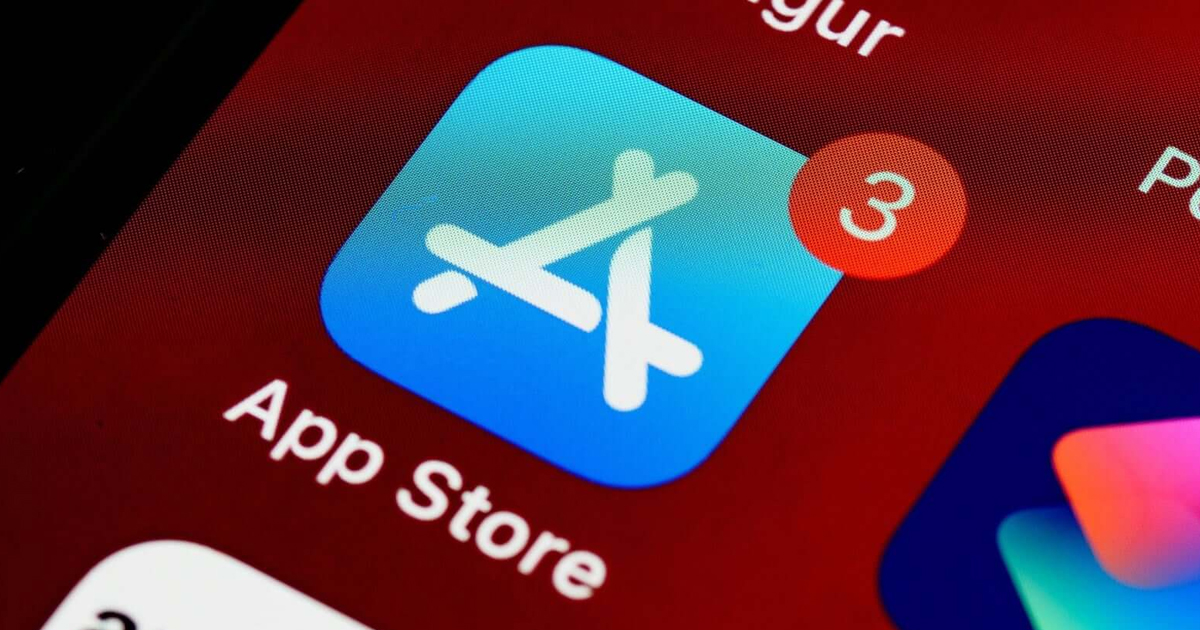 Bir telefon ekranında App Store simgesinin yakın çekimi; üzerinde 3 bildirim rozeti var.